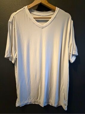 Vuori Men's V-Neck Short Sleeve Tee — White